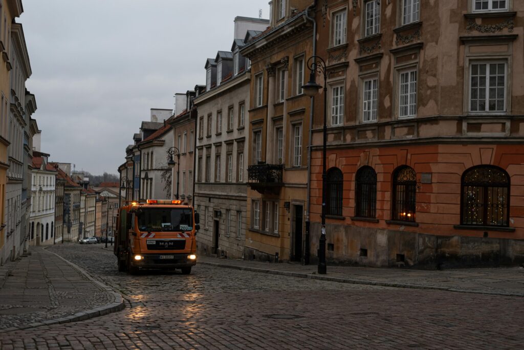 samochód wywożący śmieci