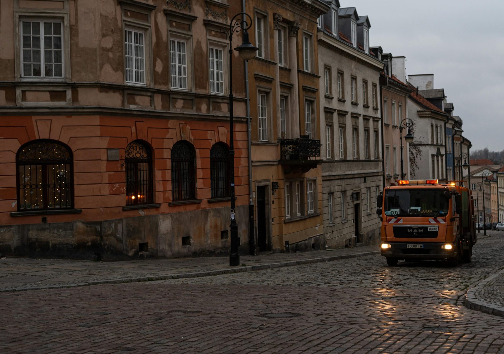 samochód wywożący śmieci